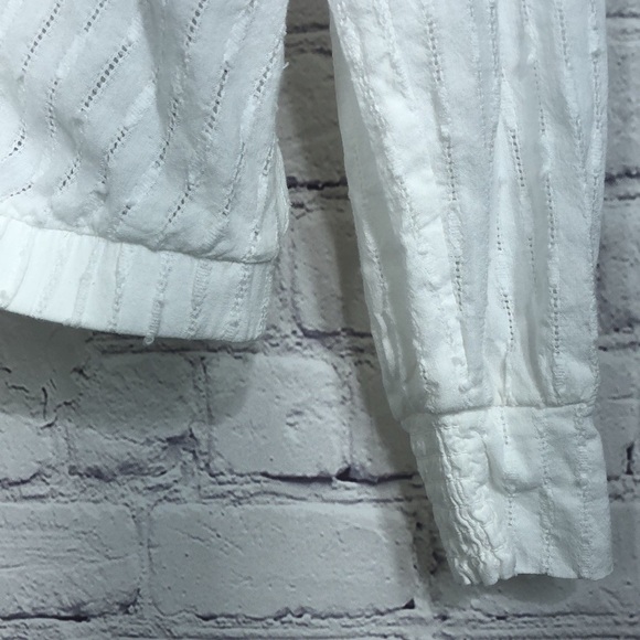 Roan + Ryan top white v-neck - Picture 3 of 9